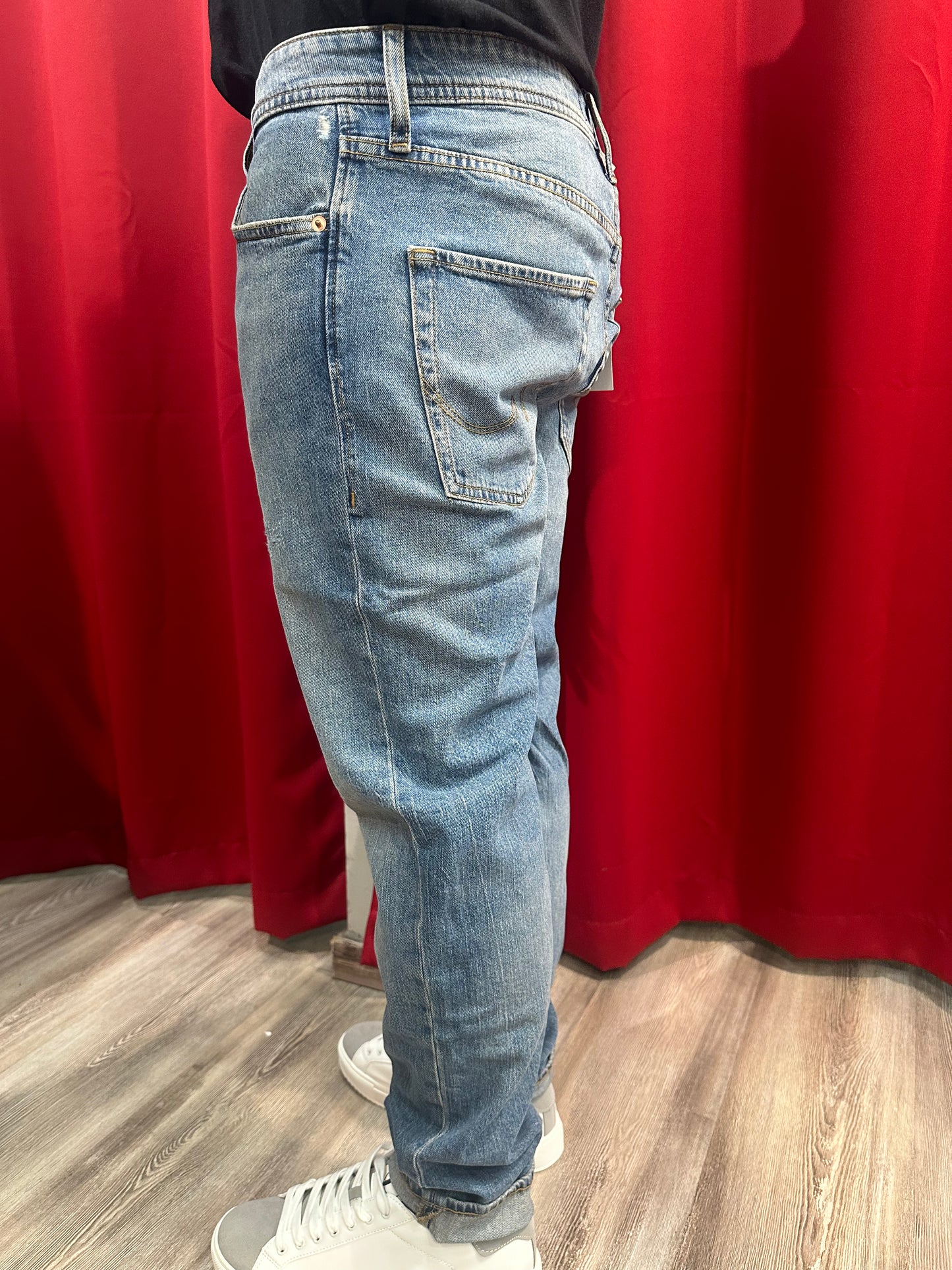Pantalone Jeans Mike con piccoli strappi