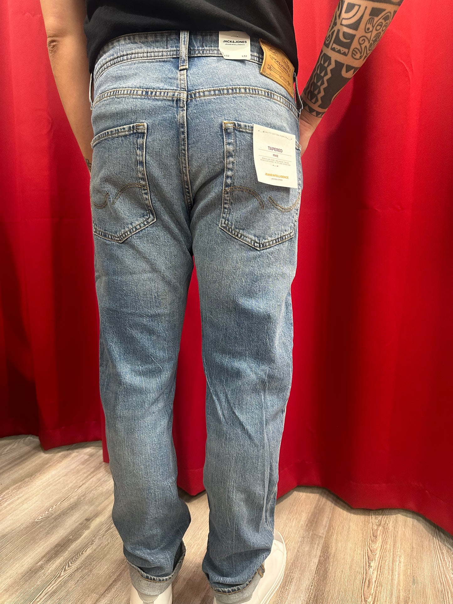 Pantalone Jeans Mike con piccoli strappi