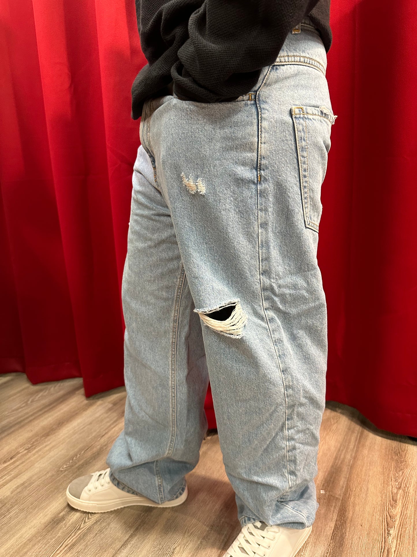 Jeans Baggy con strappo vivo