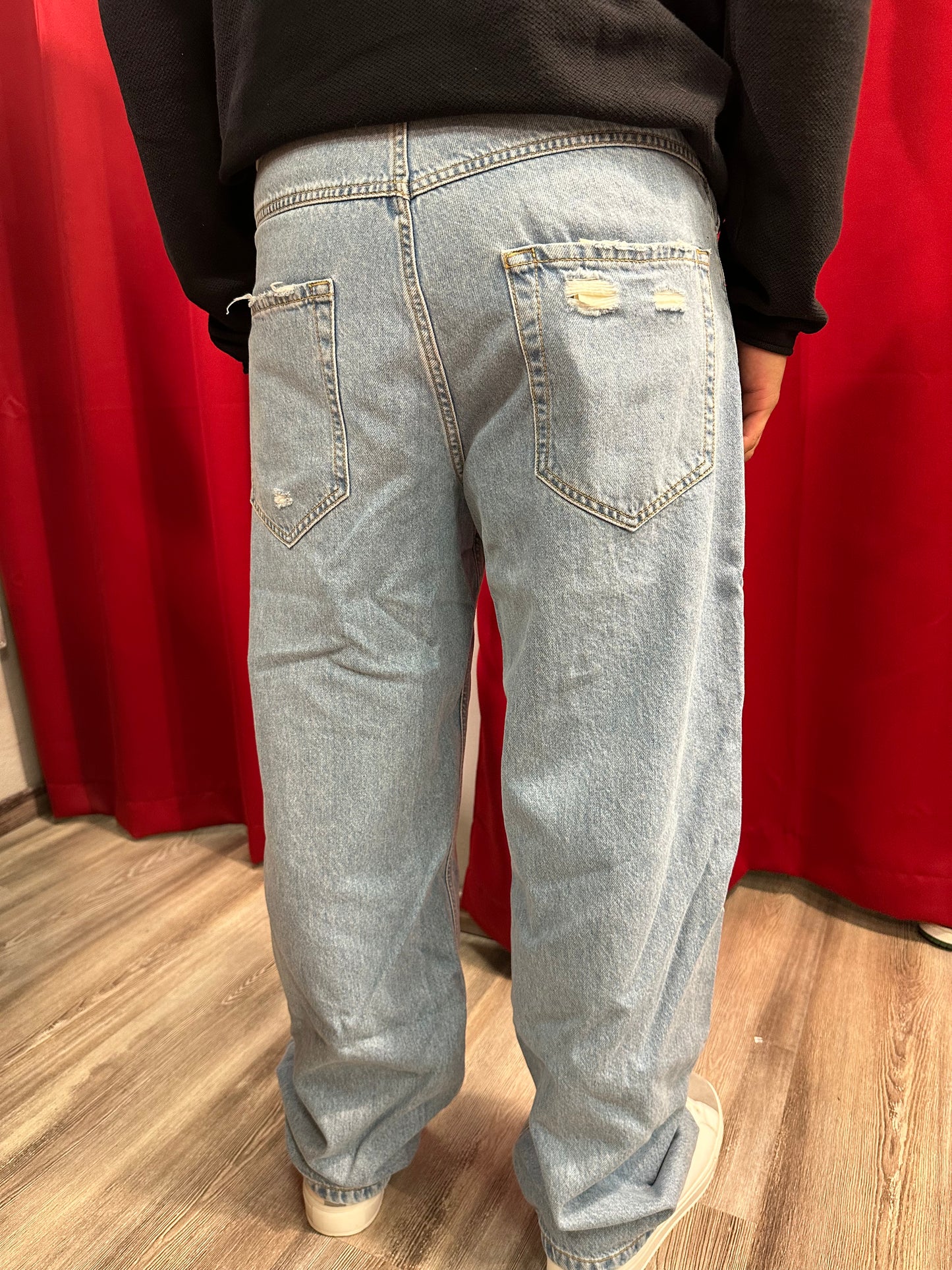 Jeans Baggy con strappo vivo