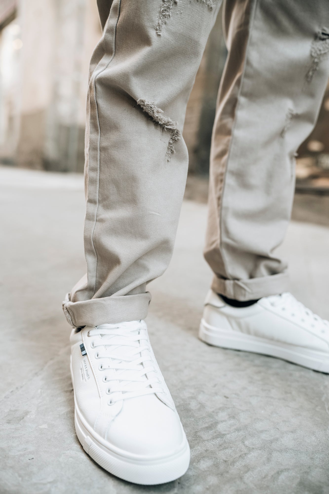 Jeans Tappered con strappi