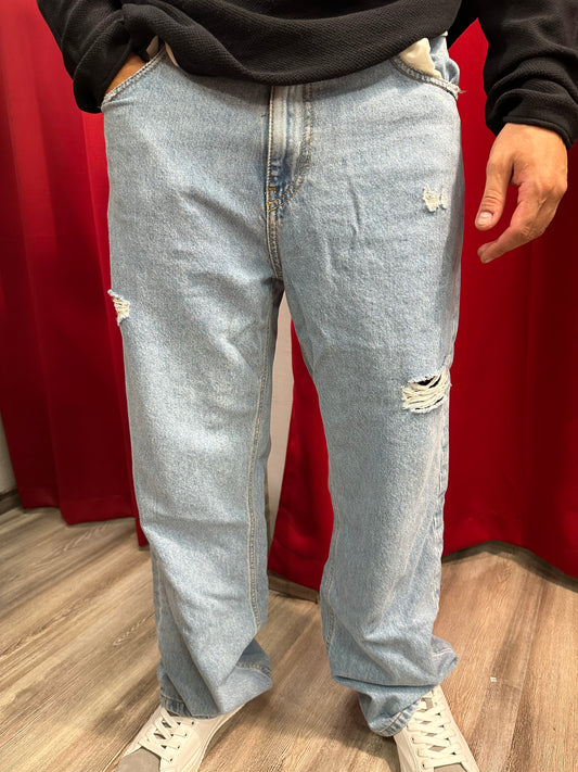 Jeans Baggy con strappo vivo