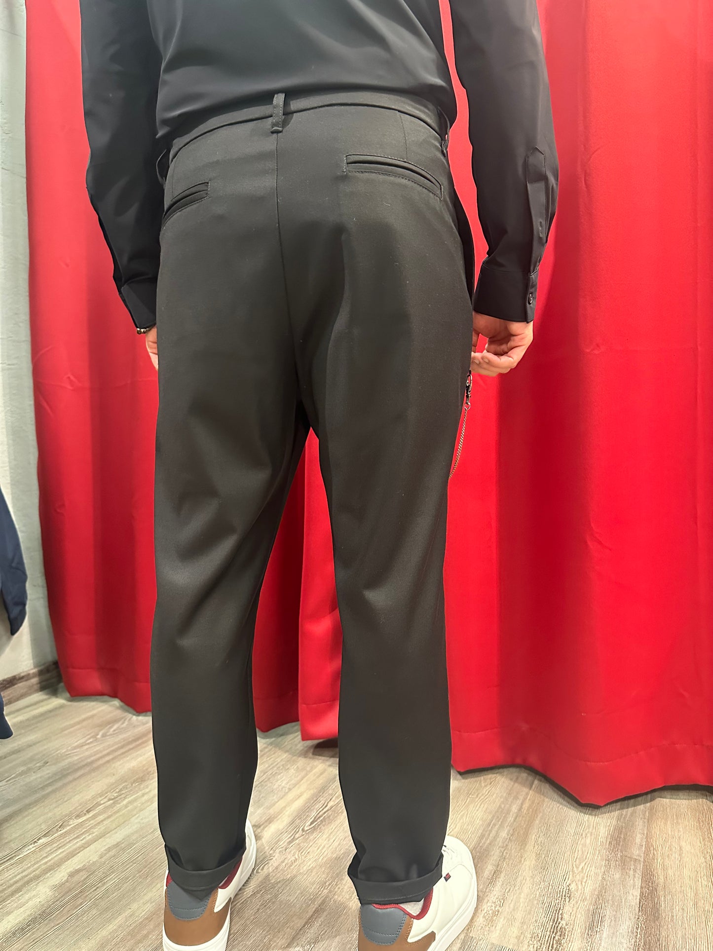 Pantalone con catena